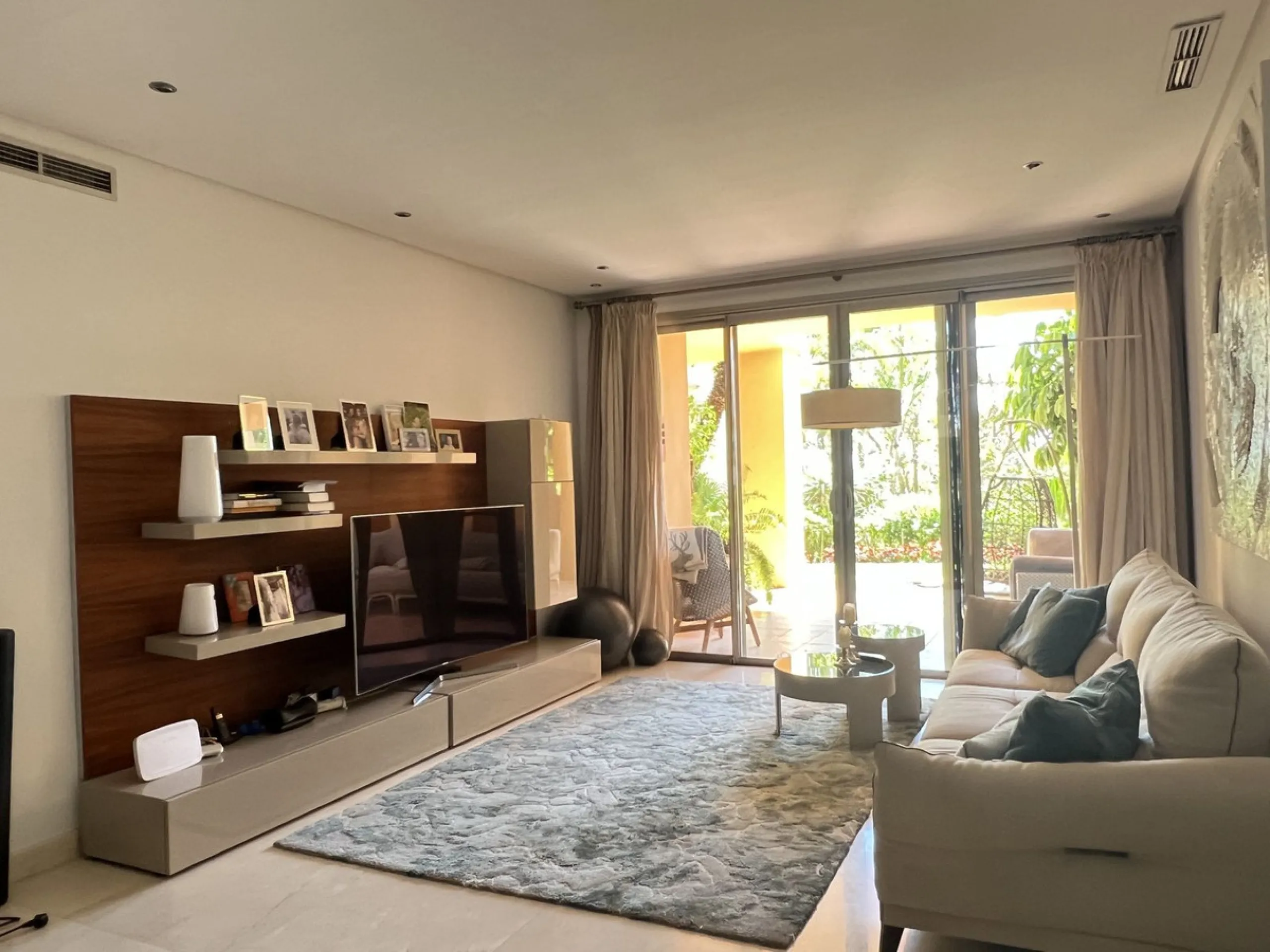 Located in the prestigious gated community of Mansion Club, in the heart of the renowned Sierra Blanca area, this elegant three-bedroom apartment offers an exclusive residential environment, surrounded by lush tropical gardens and an atmosphere of absolut