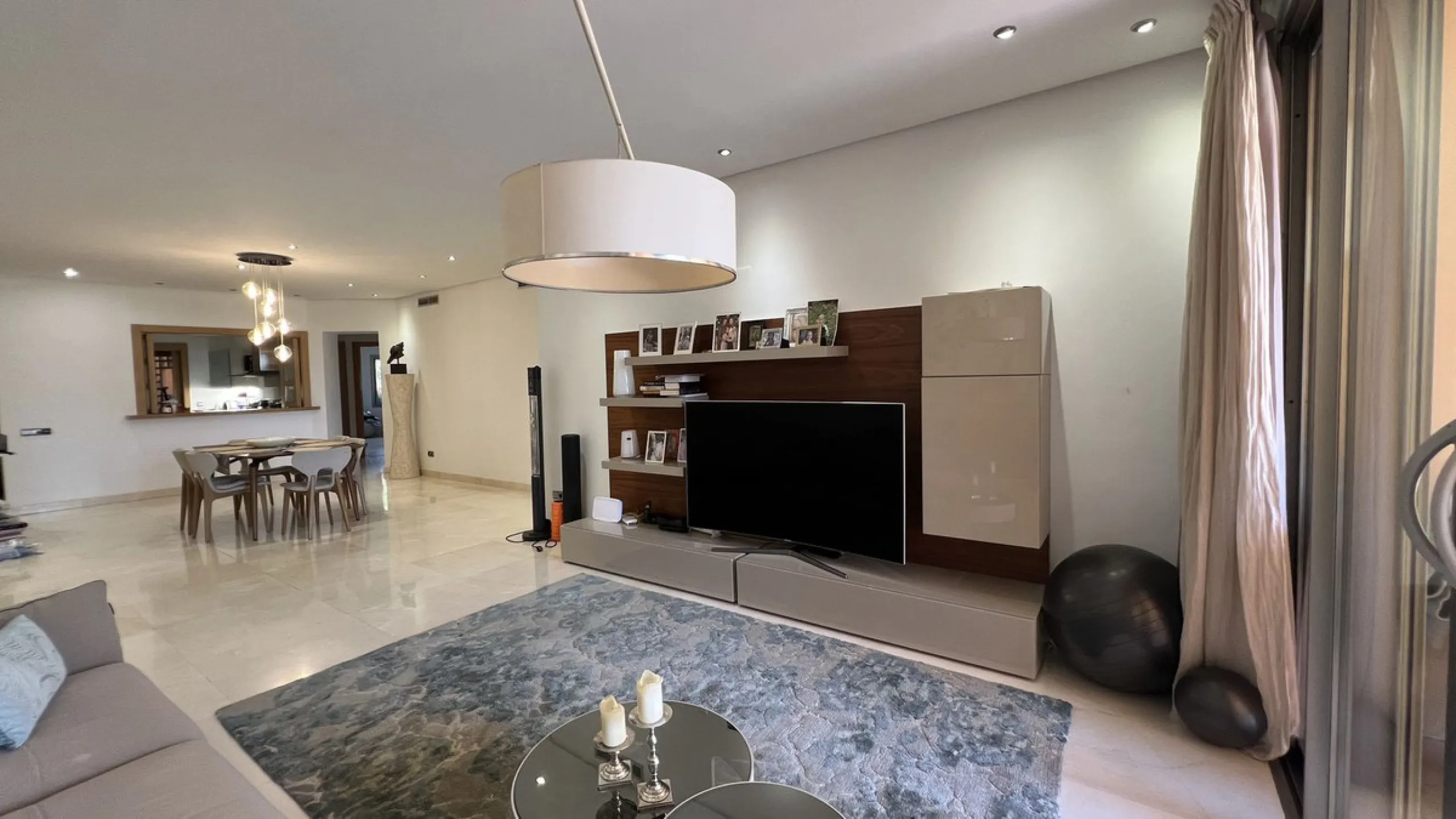 Located in the prestigious gated community of Mansion Club, in the heart of the renowned Sierra Blanca area, this elegant three-bedroom apartment offers an exclusive residential environment, surrounded by lush tropical gardens and an atmosphere of absolut