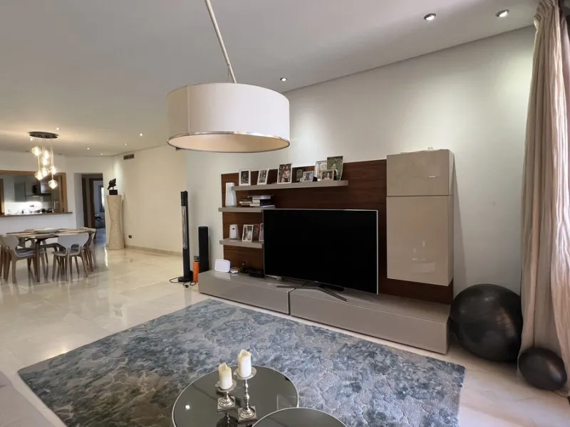 Located in the prestigious gated community of Mansion Club, in the heart of the renowned Sierra Blanca area, this elegant three-bedroom apartment offers an exclusive residential environment, surrounded by lush tropical gardens and an atmosphere of absolut