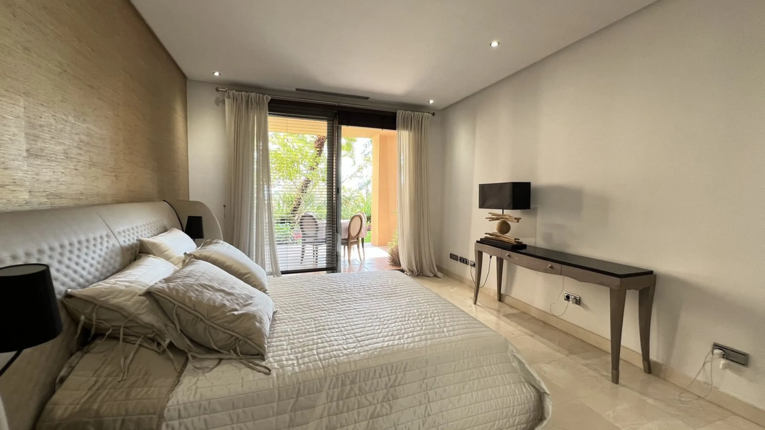 Located in the prestigious gated community of Mansion Club, in the heart of the renowned Sierra Blanca area, this elegant three-bedroom apartment offers an exclusive residential environment, surrounded by lush tropical gardens and an atmosphere of absolut