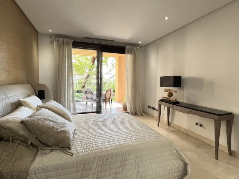 Located in the prestigious gated community of Mansion Club, in the heart of the renowned Sierra Blanca area, this elegant three-bedroom apartment offers an exclusive residential environment, surrounded by lush tropical gardens and an atmosphere of absolut