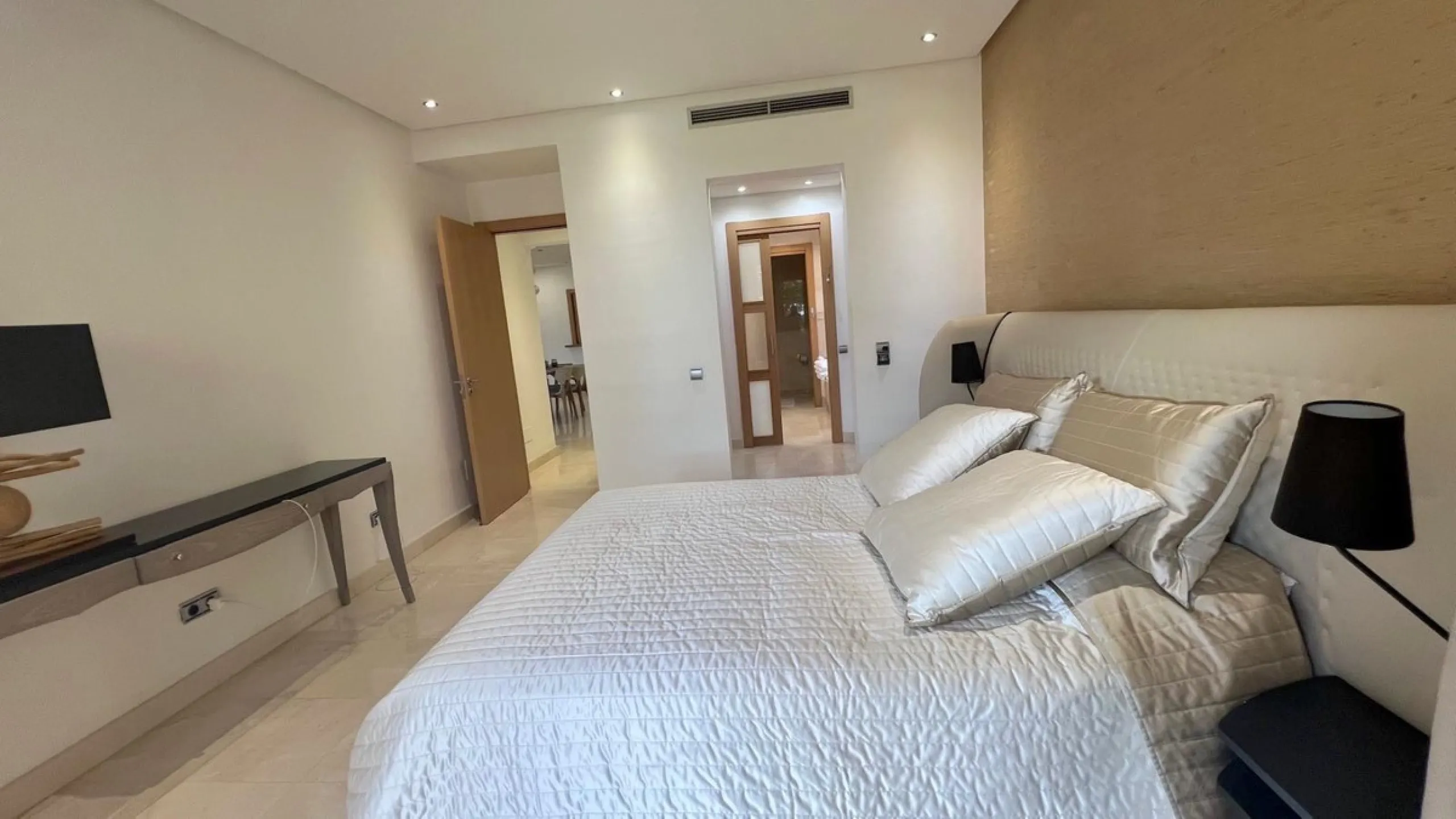 Located in the prestigious gated community of Mansion Club, in the heart of the renowned Sierra Blanca area, this elegant three-bedroom apartment offers an exclusive residential environment, surrounded by lush tropical gardens and an atmosphere of absolut