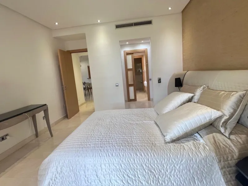 Located in the prestigious gated community of Mansion Club, in the heart of the renowned Sierra Blanca area, this elegant three-bedroom apartment offers an exclusive residential environment, surrounded by lush tropical gardens and an atmosphere of absolut
