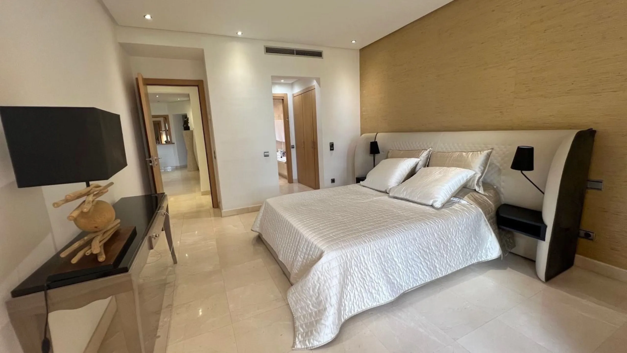 Located in the prestigious gated community of Mansion Club, in the heart of the renowned Sierra Blanca area, this elegant three-bedroom apartment offers an exclusive residential environment, surrounded by lush tropical gardens and an atmosphere of absolut