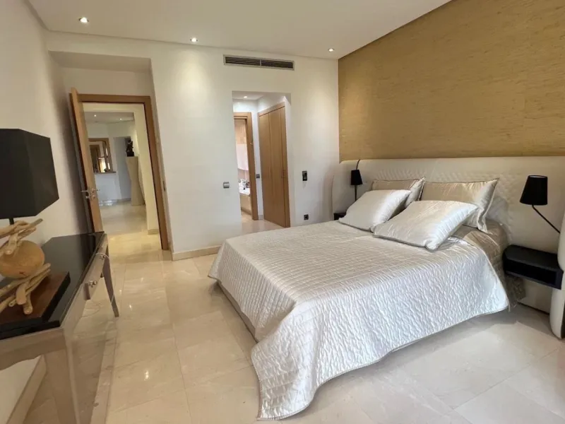 Located in the prestigious gated community of Mansion Club, in the heart of the renowned Sierra Blanca area, this elegant three-bedroom apartment offers an exclusive residential environment, surrounded by lush tropical gardens and an atmosphere of absolut