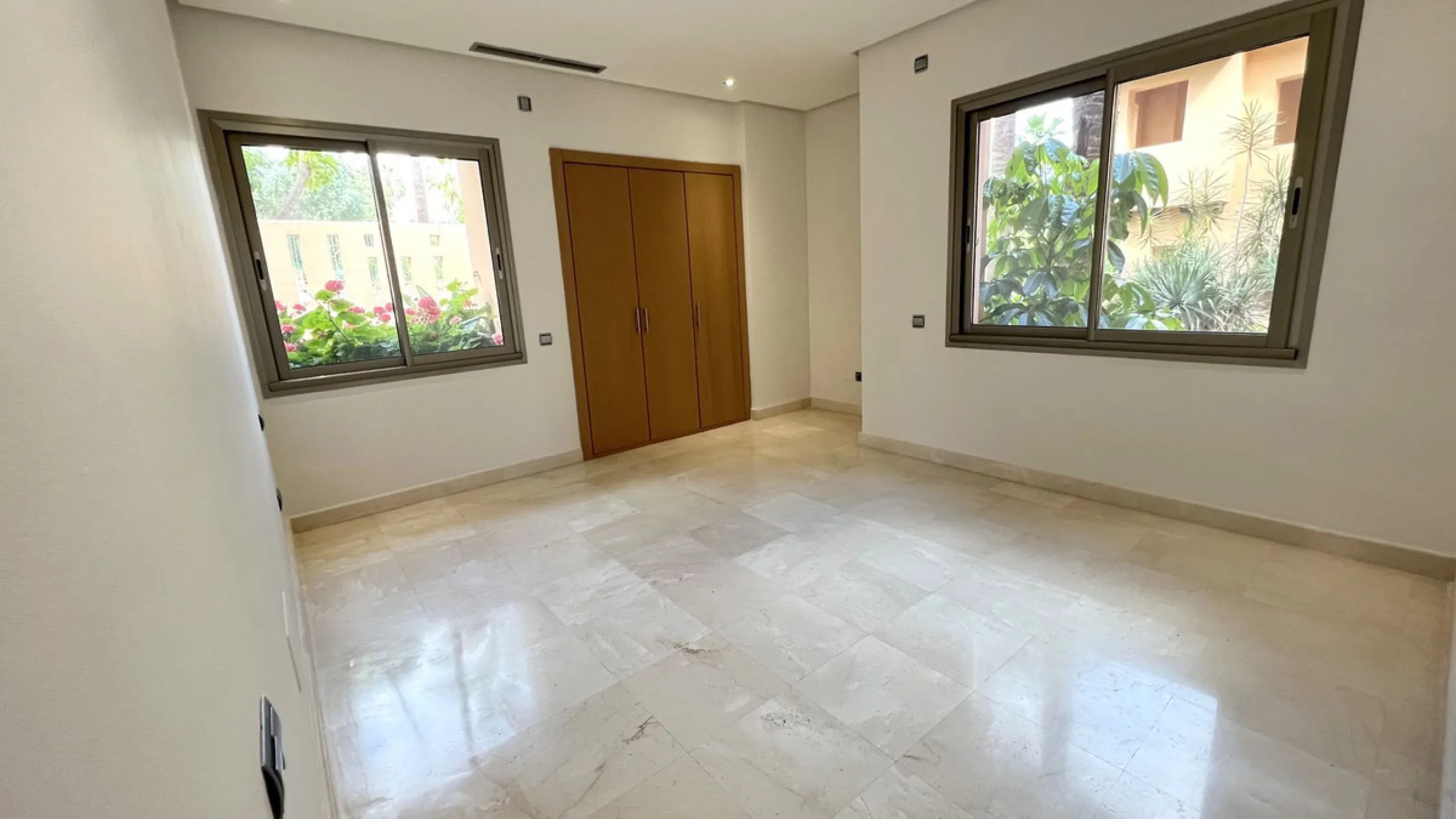 Located in the prestigious gated community of Mansion Club, in the heart of the renowned Sierra Blanca area, this elegant three-bedroom apartment offers an exclusive residential environment, surrounded by lush tropical gardens and an atmosphere of absolut