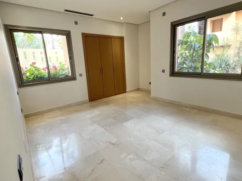 Located in the prestigious gated community of Mansion Club, in the heart of the renowned Sierra Blanca area, this elegant three-bedroom apartment offers an exclusive residential environment, surrounded by lush tropical gardens and an atmosphere of absolut