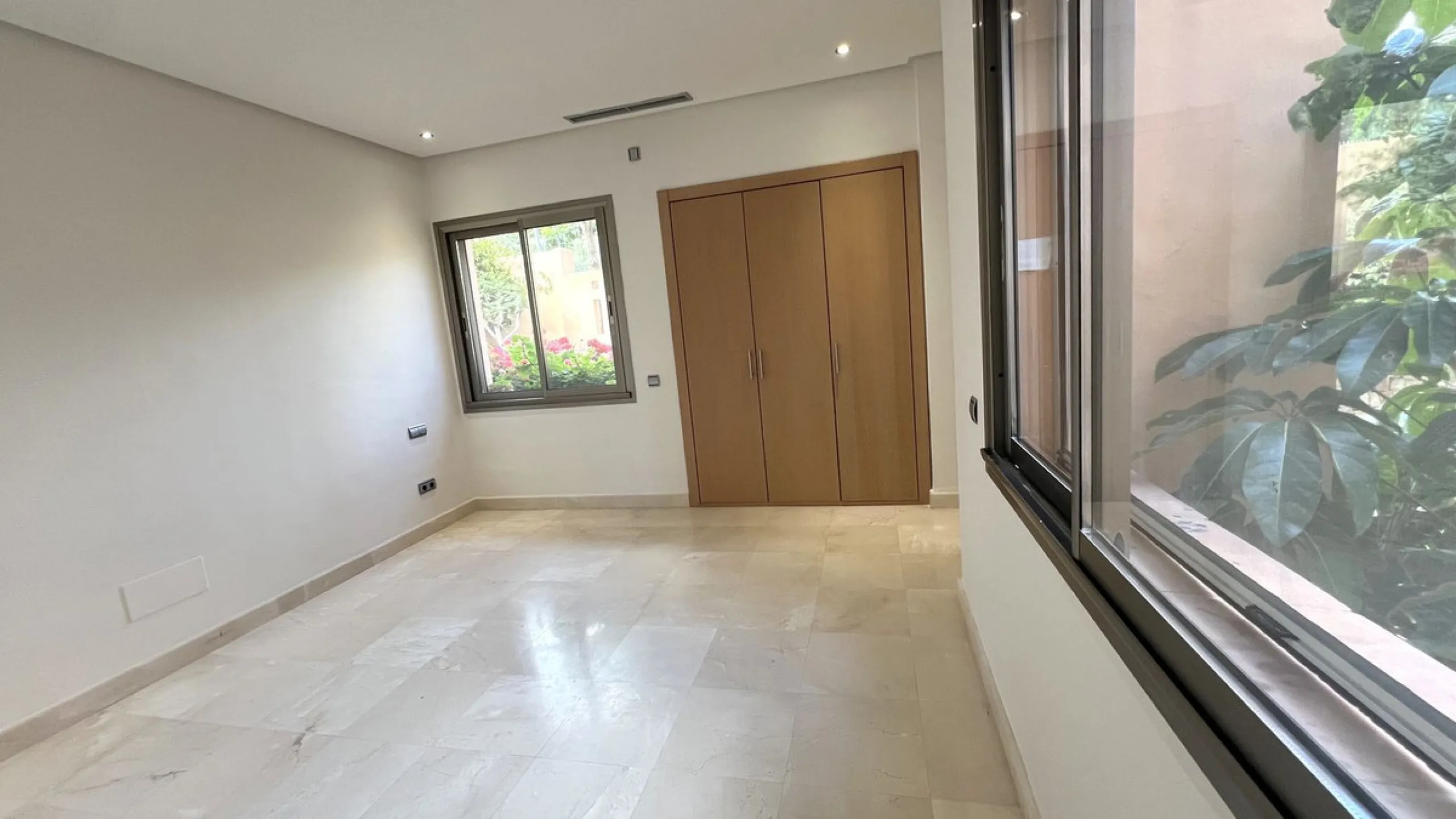 Located in the prestigious gated community of Mansion Club, in the heart of the renowned Sierra Blanca area, this elegant three-bedroom apartment offers an exclusive residential environment, surrounded by lush tropical gardens and an atmosphere of absolut