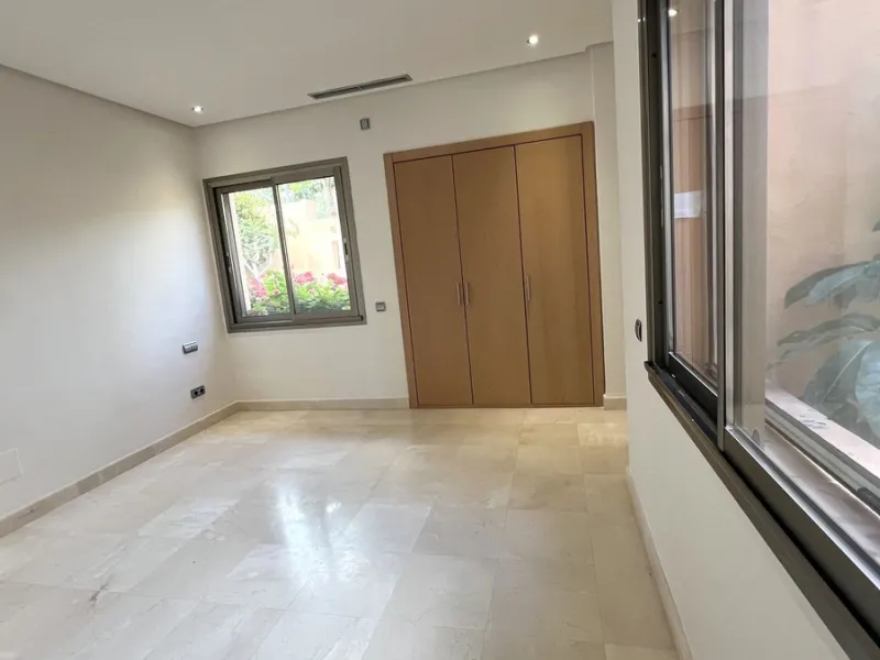 Located in the prestigious gated community of Mansion Club, in the heart of the renowned Sierra Blanca area, this elegant three-bedroom apartment offers an exclusive residential environment, surrounded by lush tropical gardens and an atmosphere of absolut