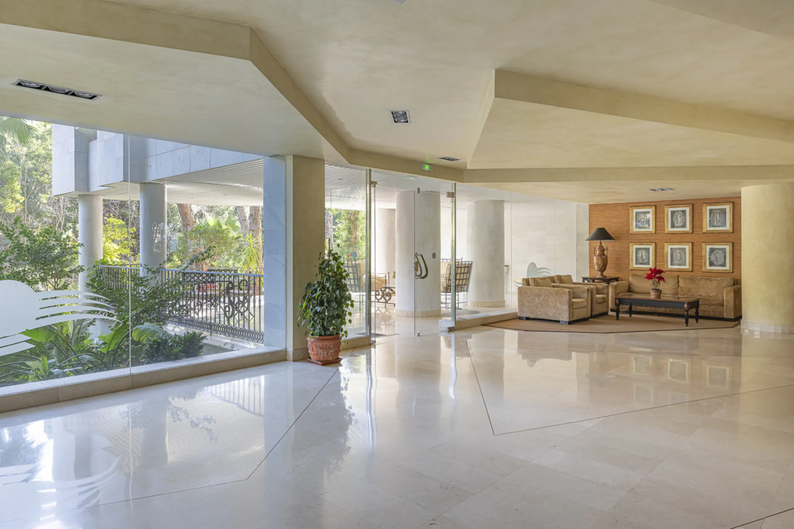 Apartment - Middle Floor Apartment в продаже в Marbella, Málaga. В доме 2 спален и 3 ванных комнат. Площадь дома 151 м²