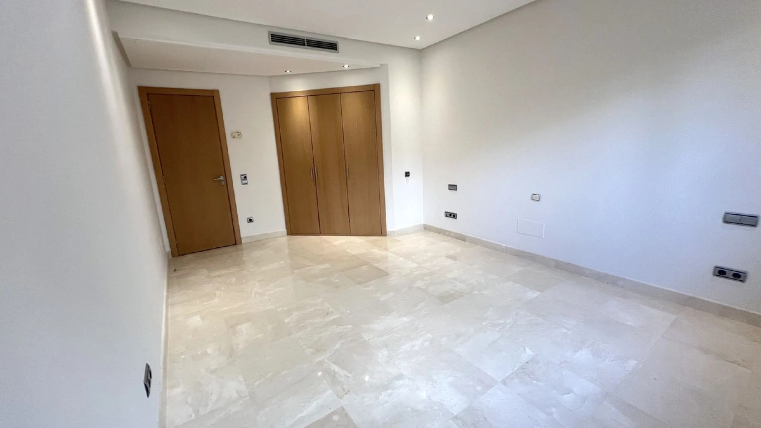 Located in the prestigious gated community of Mansion Club, in the heart of the renowned Sierra Blanca area, this elegant three-bedroom apartment offers an exclusive residential environment, surrounded by lush tropical gardens and an atmosphere of absolut