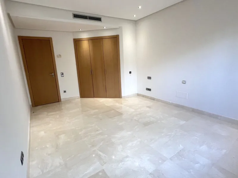 Located in the prestigious gated community of Mansion Club, in the heart of the renowned Sierra Blanca area, this elegant three-bedroom apartment offers an exclusive residential environment, surrounded by lush tropical gardens and an atmosphere of absolut