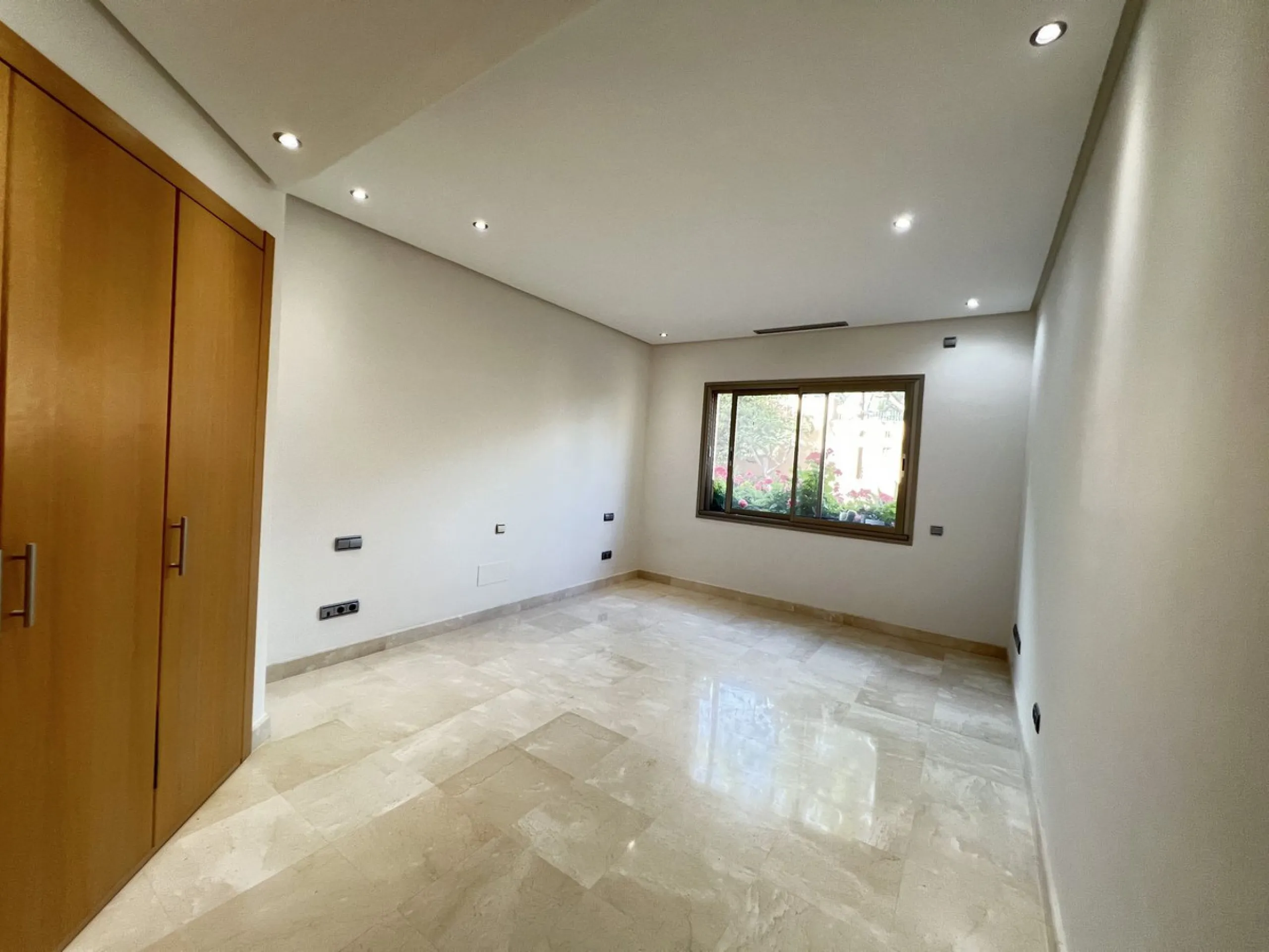 Located in the prestigious gated community of Mansion Club, in the heart of the renowned Sierra Blanca area, this elegant three-bedroom apartment offers an exclusive residential environment, surrounded by lush tropical gardens and an atmosphere of absolut