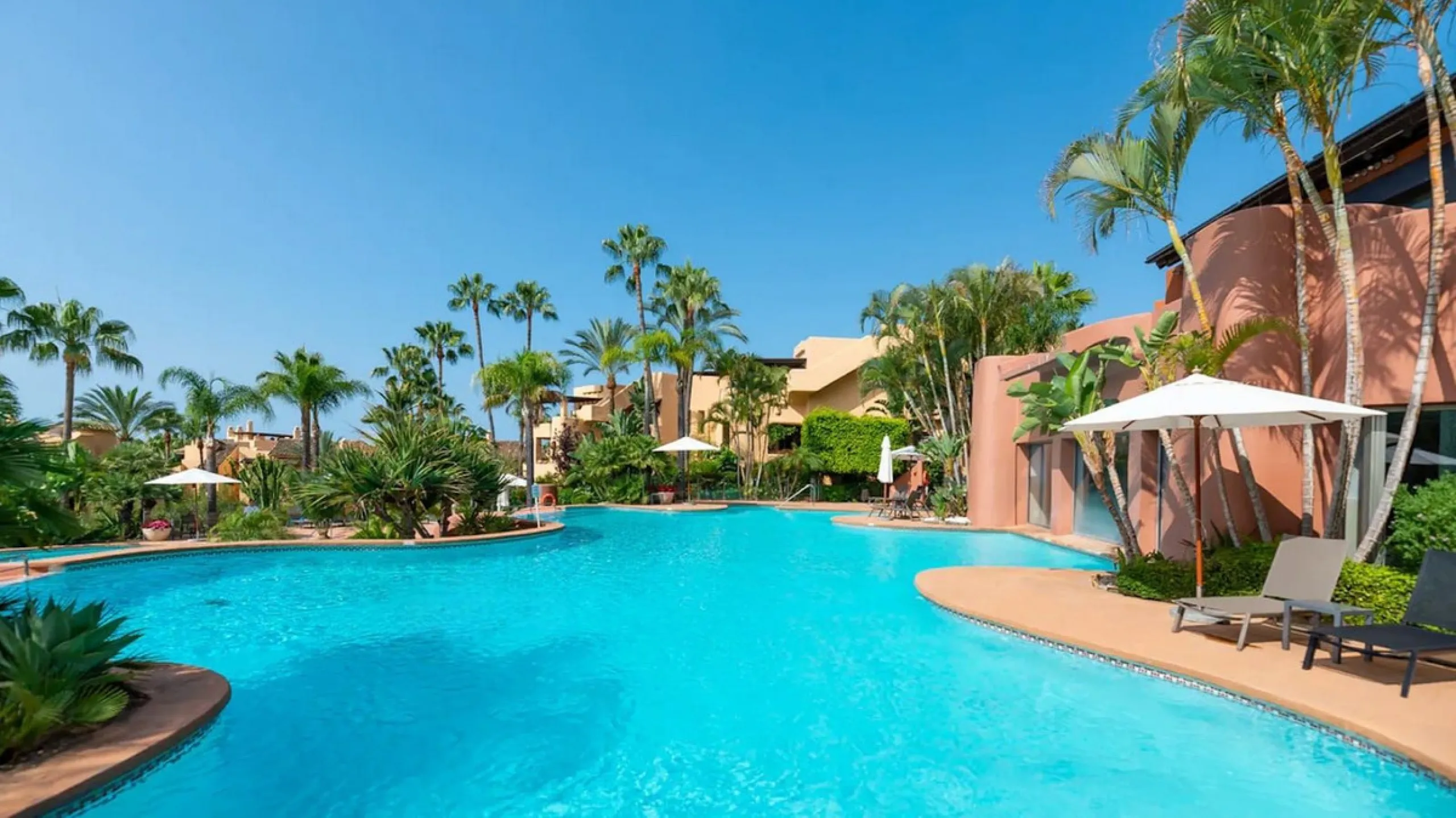 Located in the prestigious gated community of Mansion Club, in the heart of the renowned Sierra Blanca area, this elegant three-bedroom apartment offers an exclusive residential environment, surrounded by lush tropical gardens and an atmosphere of absolut