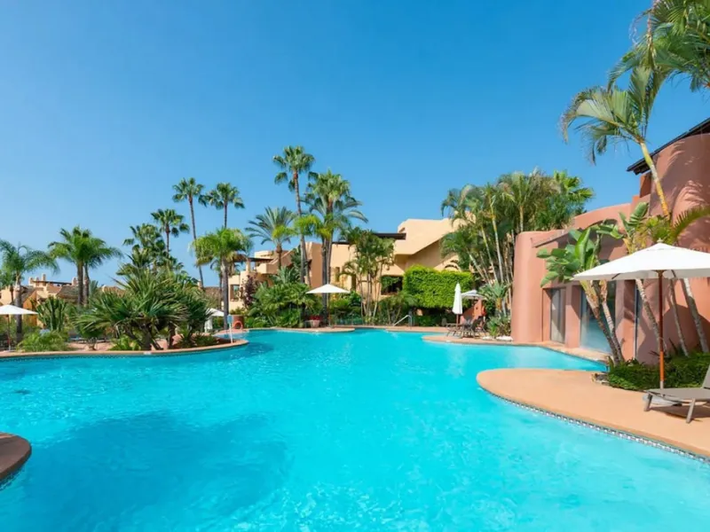 Located in the prestigious gated community of Mansion Club, in the heart of the renowned Sierra Blanca area, this elegant three-bedroom apartment offers an exclusive residential environment, surrounded by lush tropical gardens and an atmosphere of absolut