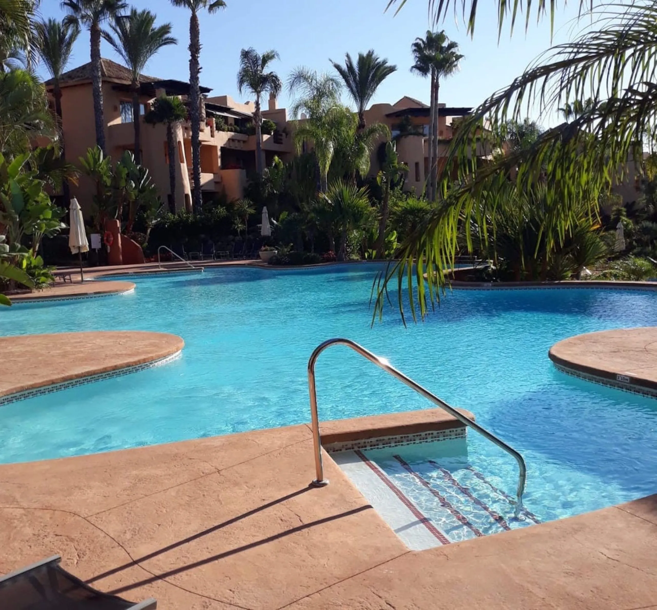 Located in the prestigious gated community of Mansion Club, in the heart of the renowned Sierra Blanca area, this elegant three-bedroom apartment offers an exclusive residential environment, surrounded by lush tropical gardens and an atmosphere of absolut