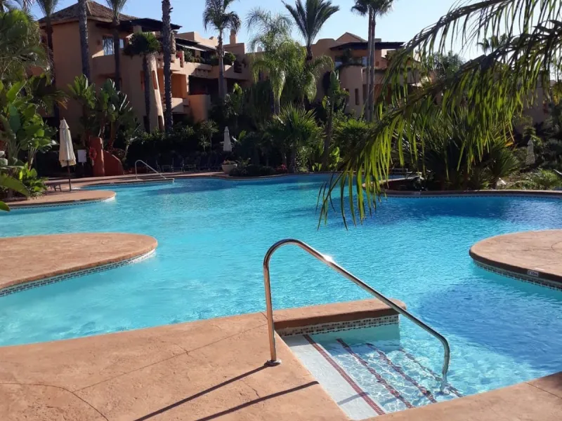 Located in the prestigious gated community of Mansion Club, in the heart of the renowned Sierra Blanca area, this elegant three-bedroom apartment offers an exclusive residential environment, surrounded by lush tropical gardens and an atmosphere of absolut