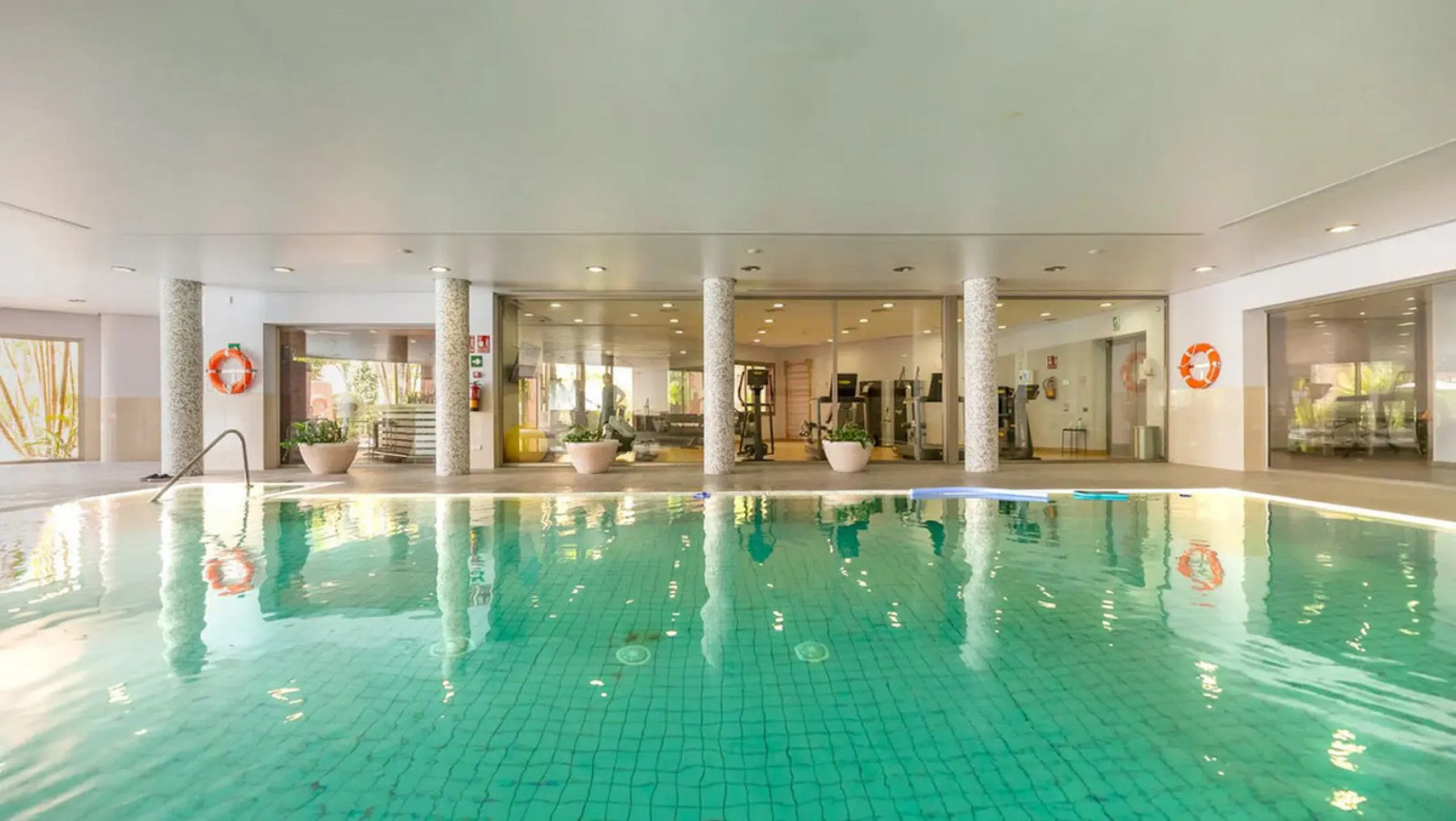 Located in the prestigious gated community of Mansion Club, in the heart of the renowned Sierra Blanca area, this elegant three-bedroom apartment offers an exclusive residential environment, surrounded by lush tropical gardens and an atmosphere of absolut