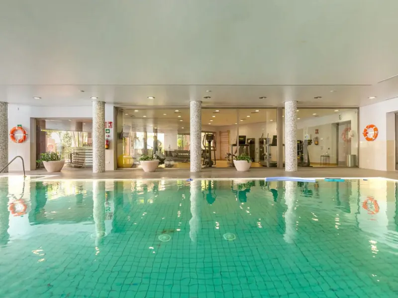 Located in the prestigious gated community of Mansion Club, in the heart of the renowned Sierra Blanca area, this elegant three-bedroom apartment offers an exclusive residential environment, surrounded by lush tropical gardens and an atmosphere of absolut