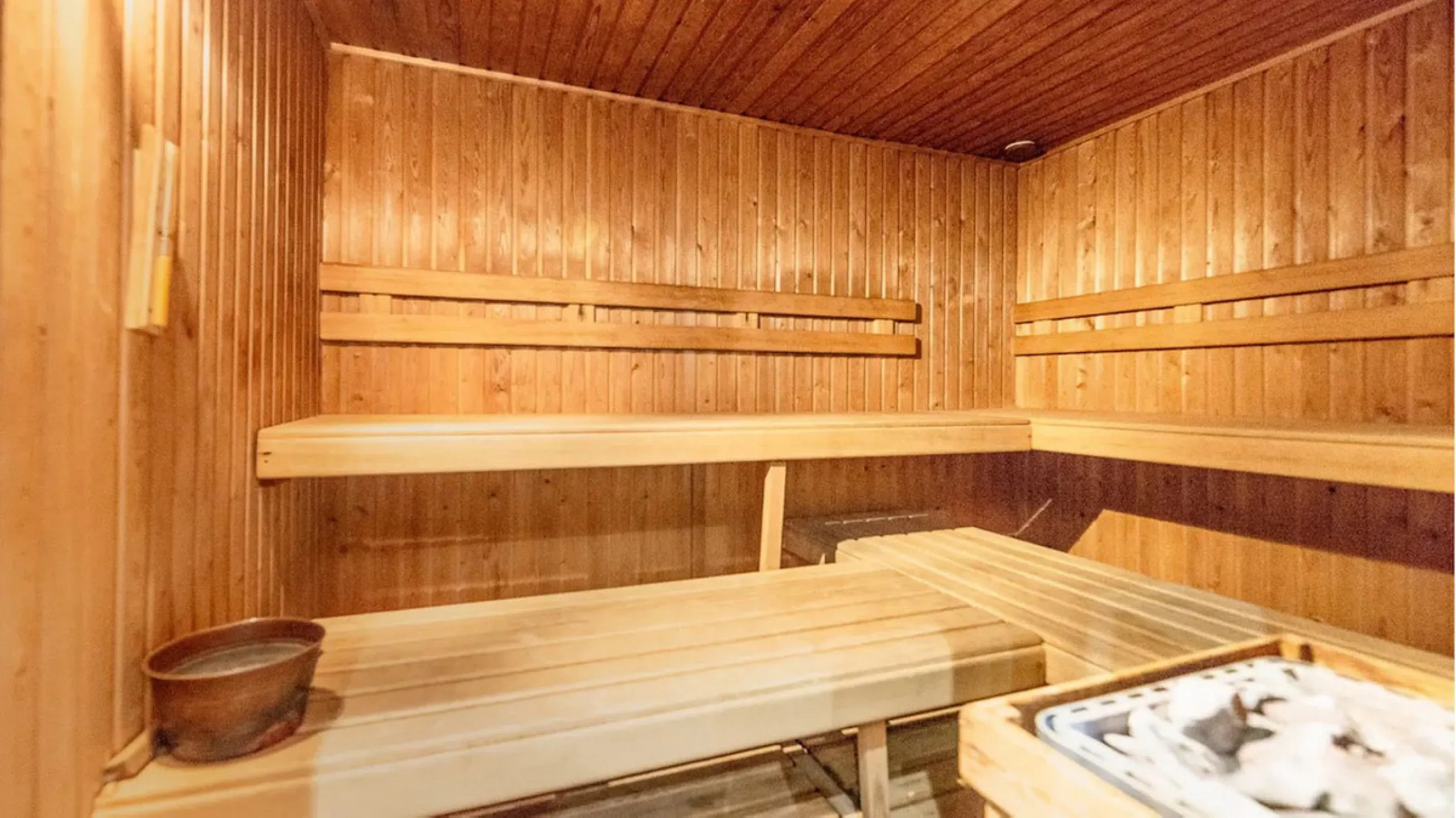 Located in the prestigious gated community of Mansion Club, in the heart of the renowned Sierra Blanca area, this elegant three-bedroom apartment offers an exclusive residential environment, surrounded by lush tropical gardens and an atmosphere of absolut