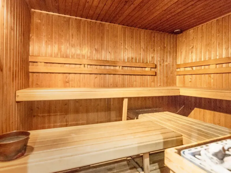 Located in the prestigious gated community of Mansion Club, in the heart of the renowned Sierra Blanca area, this elegant three-bedroom apartment offers an exclusive residential environment, surrounded by lush tropical gardens and an atmosphere of absolut