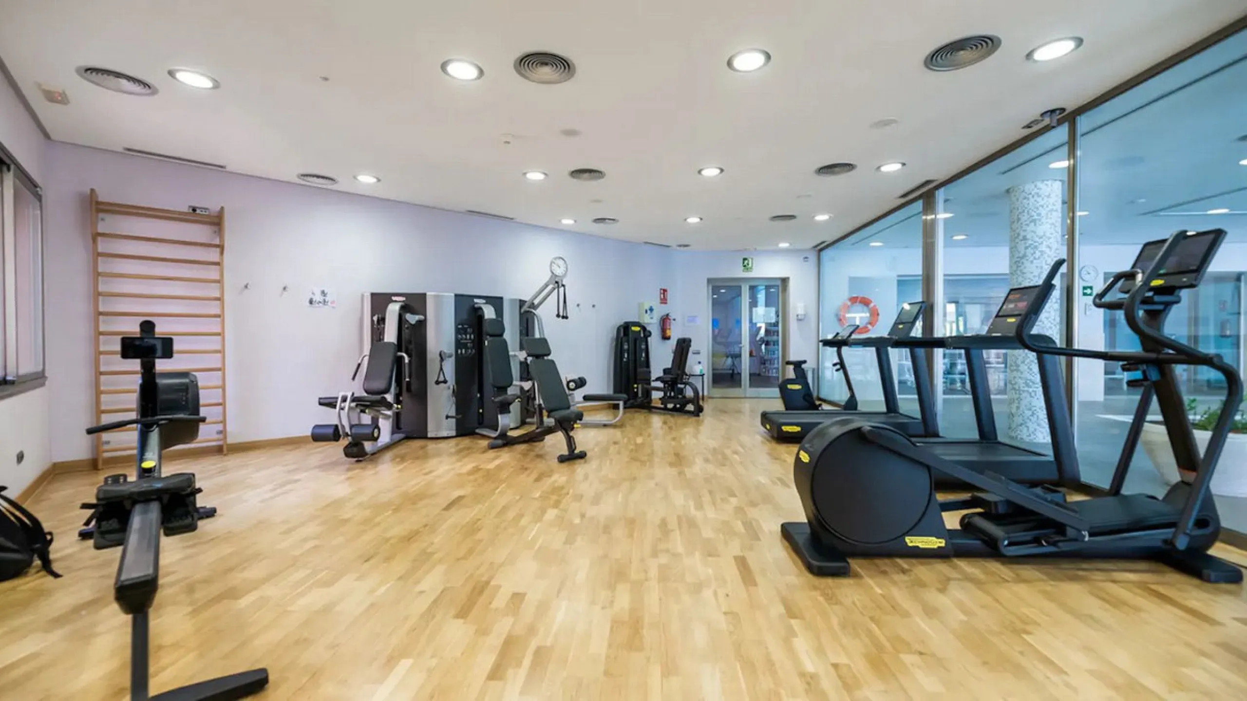 Located in the prestigious gated community of Mansion Club, in the heart of the renowned Sierra Blanca area, this elegant three-bedroom apartment offers an exclusive residential environment, surrounded by lush tropical gardens and an atmosphere of absolut