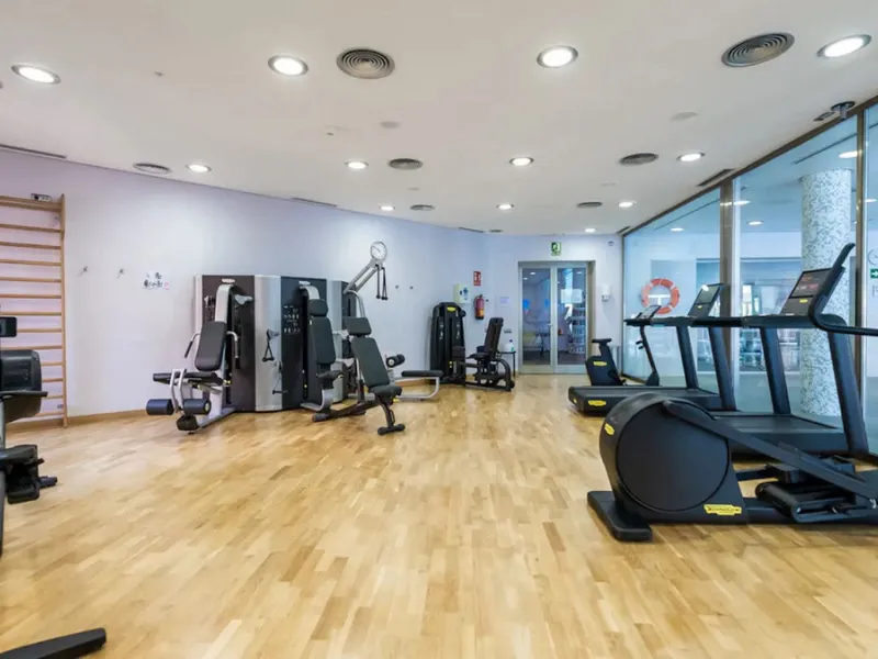 Located in the prestigious gated community of Mansion Club, in the heart of the renowned Sierra Blanca area, this elegant three-bedroom apartment offers an exclusive residential environment, surrounded by lush tropical gardens and an atmosphere of absolut