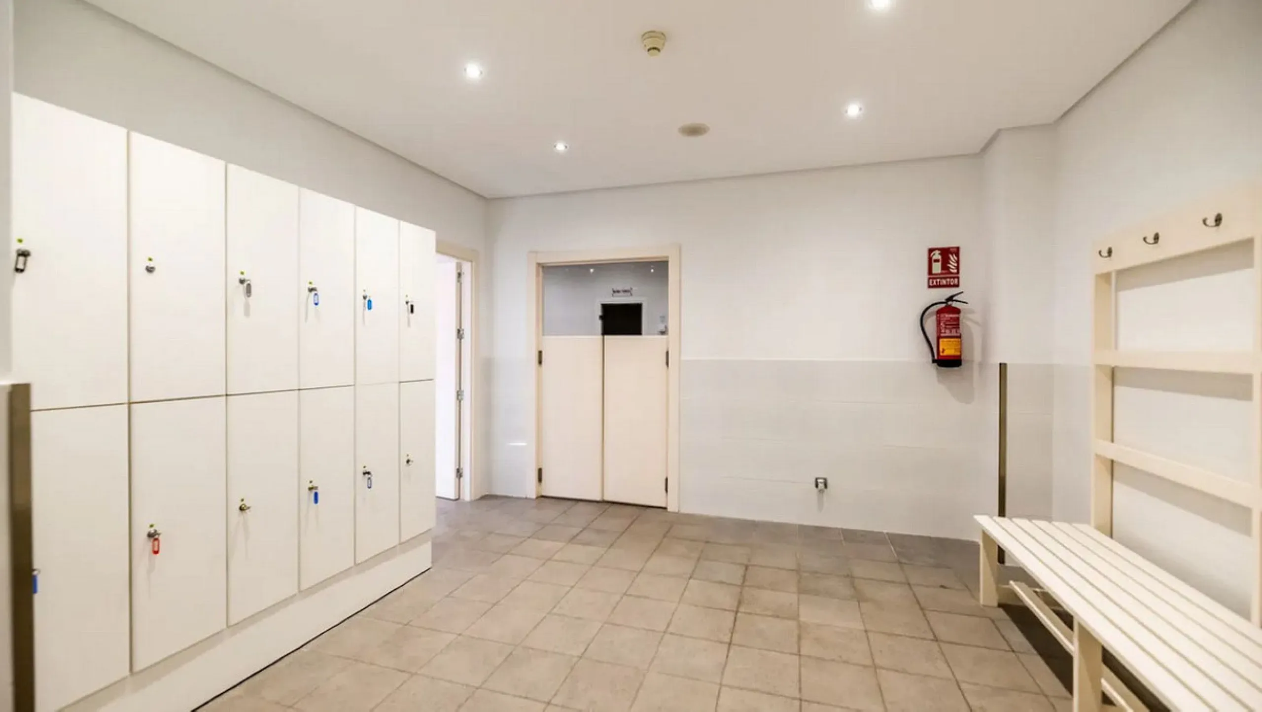 Located in the prestigious gated community of Mansion Club, in the heart of the renowned Sierra Blanca area, this elegant three-bedroom apartment offers an exclusive residential environment, surrounded by lush tropical gardens and an atmosphere of absolut