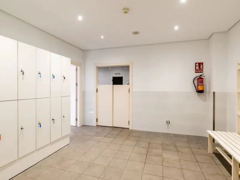 Located in the prestigious gated community of Mansion Club, in the heart of the renowned Sierra Blanca area, this elegant three-bedroom apartment offers an exclusive residential environment, surrounded by lush tropical gardens and an atmosphere of absolut