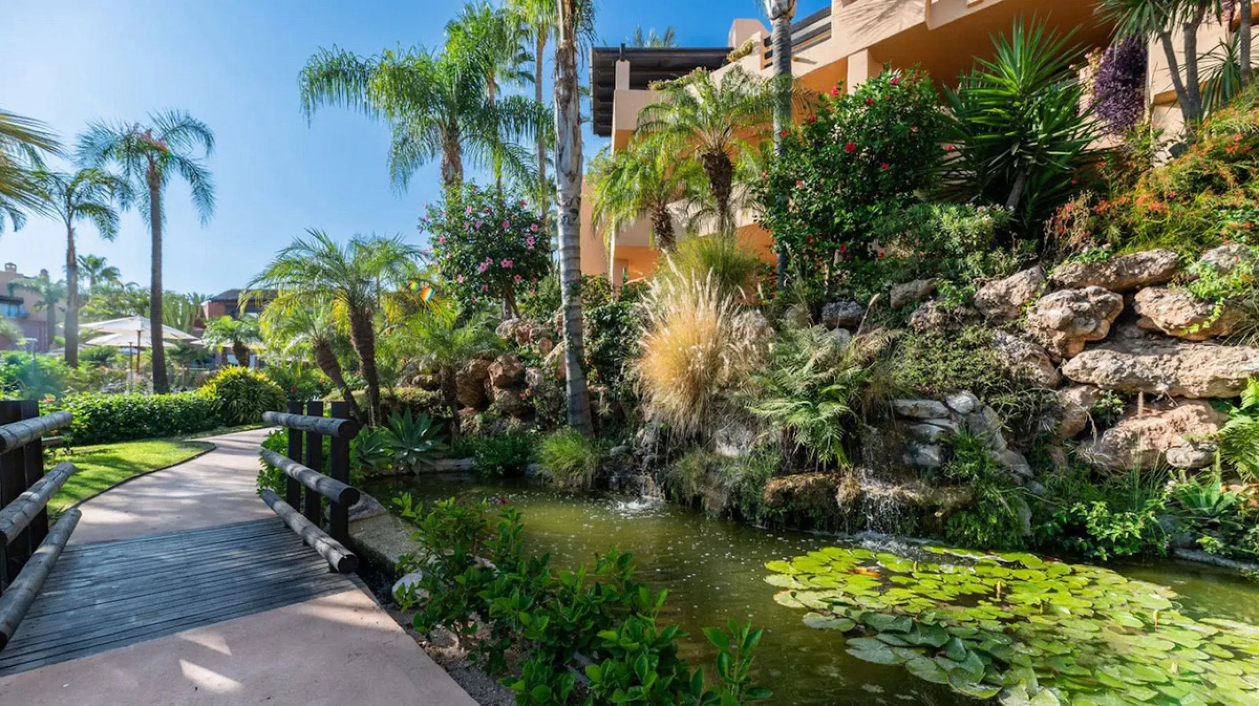 Located in the prestigious gated community of Mansion Club, in the heart of the renowned Sierra Blanca area, this elegant three-bedroom apartment offers an exclusive residential environment, surrounded by lush tropical gardens and an atmosphere of absolut