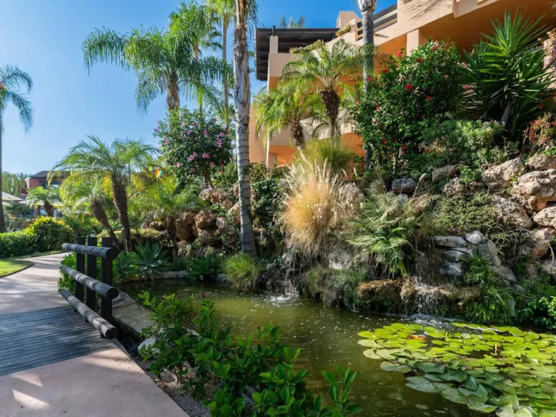 Located in the prestigious gated community of Mansion Club, in the heart of the renowned Sierra Blanca area, this elegant three-bedroom apartment offers an exclusive residential environment, surrounded by lush tropical gardens and an atmosphere of absolut