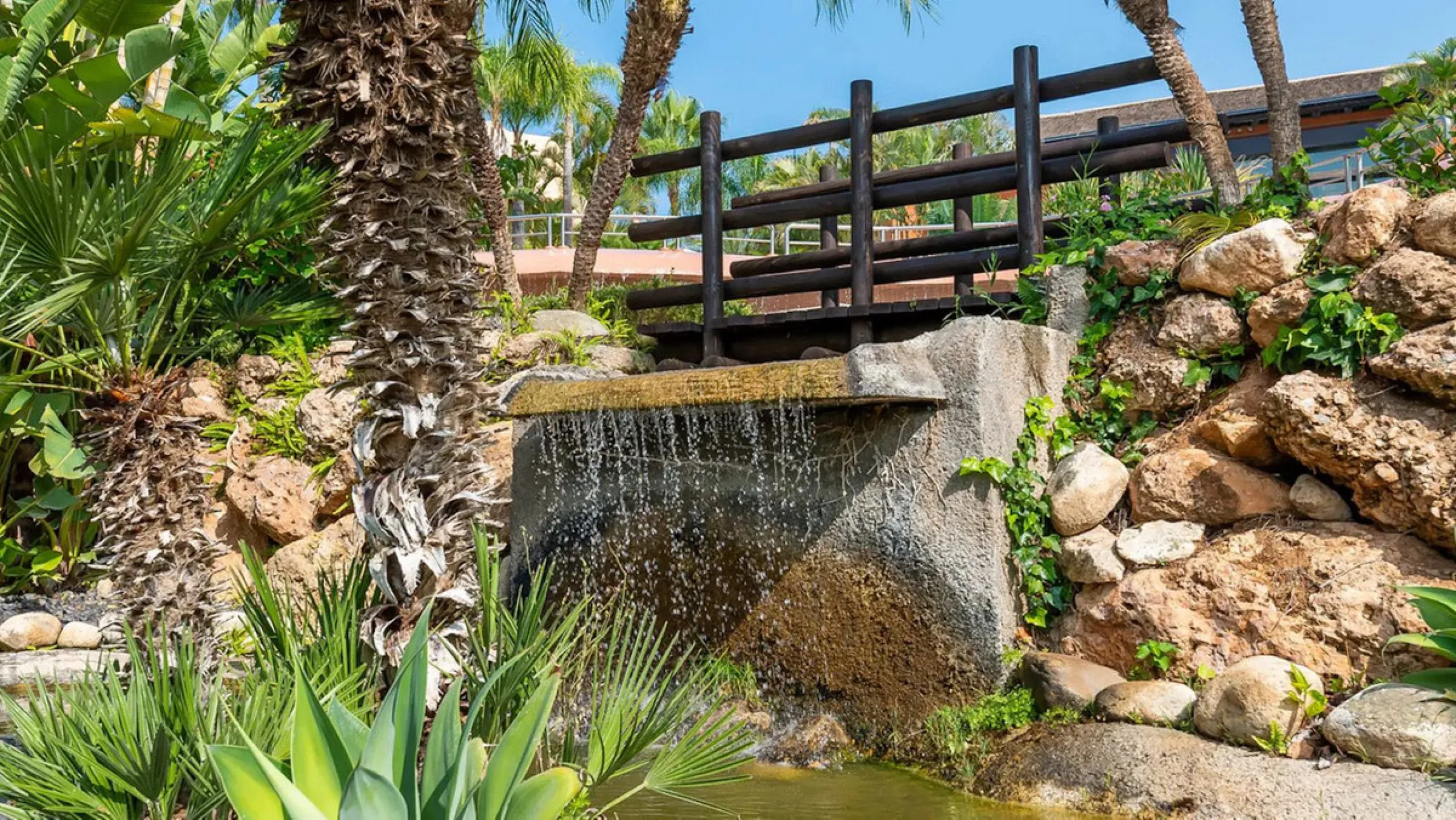 Located in the prestigious gated community of Mansion Club, in the heart of the renowned Sierra Blanca area, this elegant three-bedroom apartment offers an exclusive residential environment, surrounded by lush tropical gardens and an atmosphere of absolut