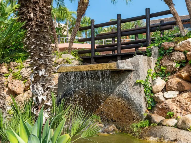 Located in the prestigious gated community of Mansion Club, in the heart of the renowned Sierra Blanca area, this elegant three-bedroom apartment offers an exclusive residential environment, surrounded by lush tropical gardens and an atmosphere of absolut