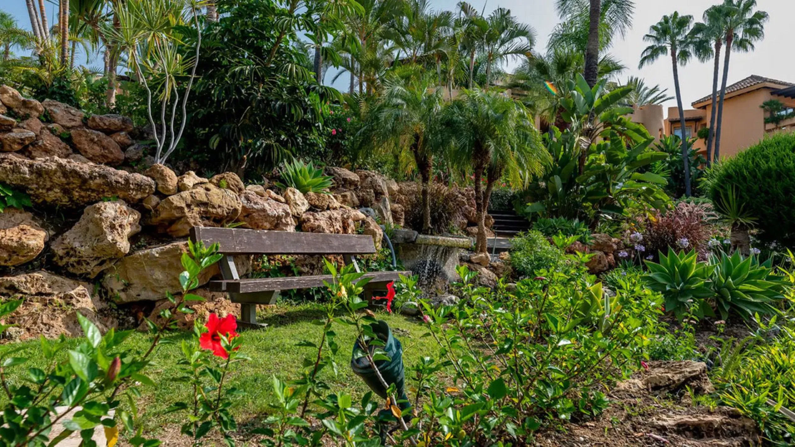 Located in the prestigious gated community of Mansion Club, in the heart of the renowned Sierra Blanca area, this elegant three-bedroom apartment offers an exclusive residential environment, surrounded by lush tropical gardens and an atmosphere of absolut