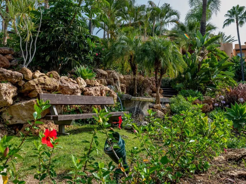 Located in the prestigious gated community of Mansion Club, in the heart of the renowned Sierra Blanca area, this elegant three-bedroom apartment offers an exclusive residential environment, surrounded by lush tropical gardens and an atmosphere of absolut