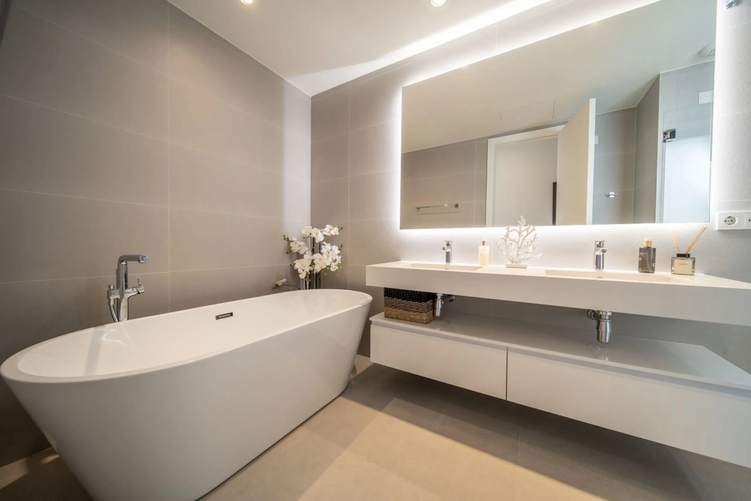 LUXURY ON A WHOLE NEW LEVEL — BETWEEN GOLF AND THE SEA