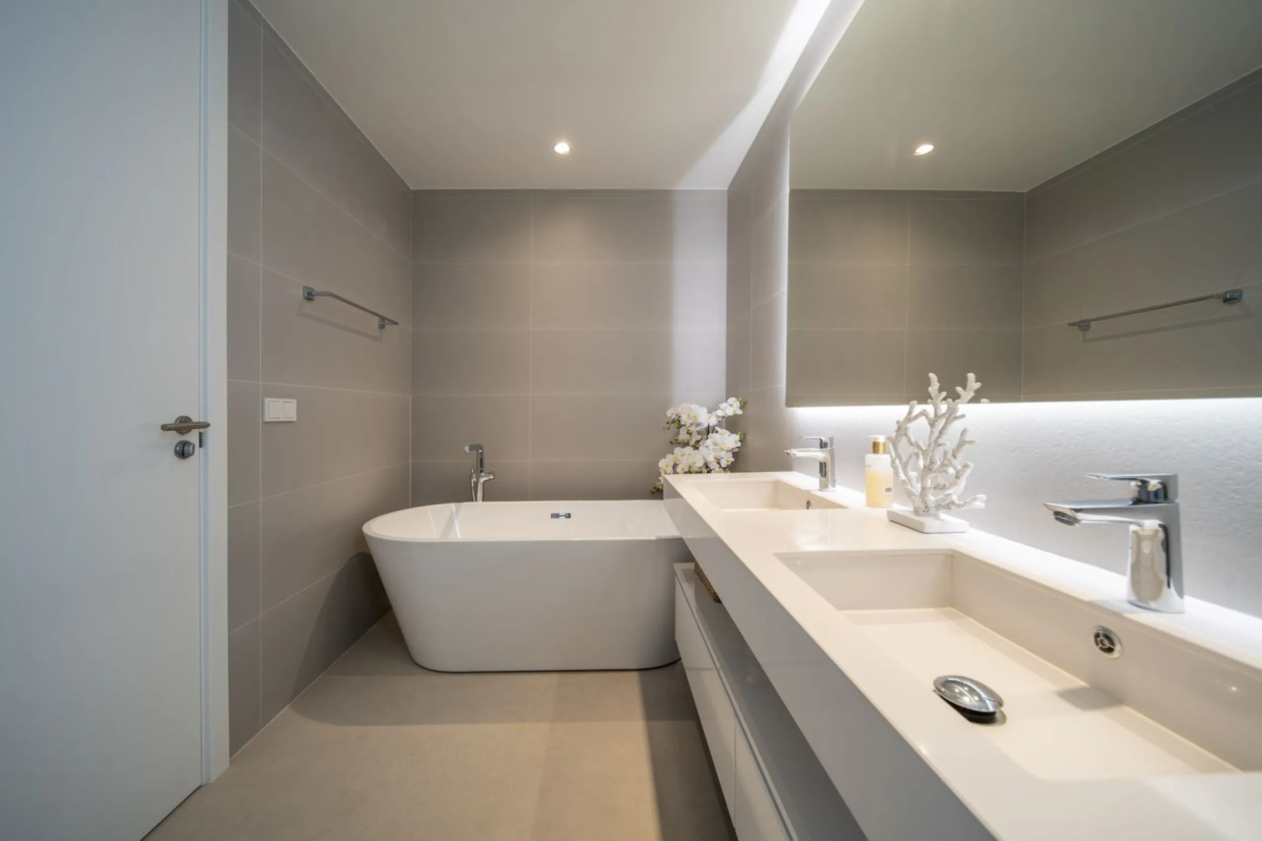 LUXURY ON A WHOLE NEW LEVEL — BETWEEN GOLF AND THE SEA