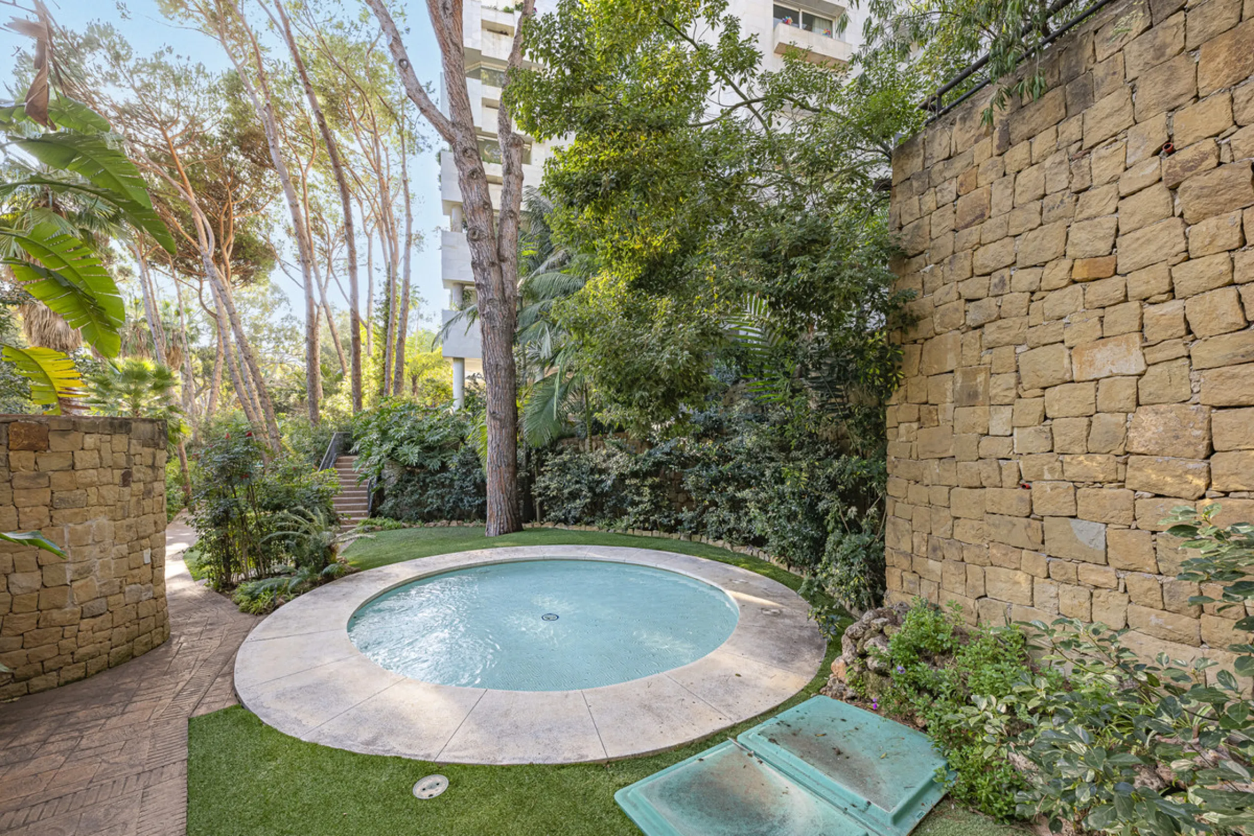Apartment - Middle Floor Apartment в продаже в Marbella, Málaga. В доме 2 спален и 3 ванных комнат. Площадь дома 151 м²