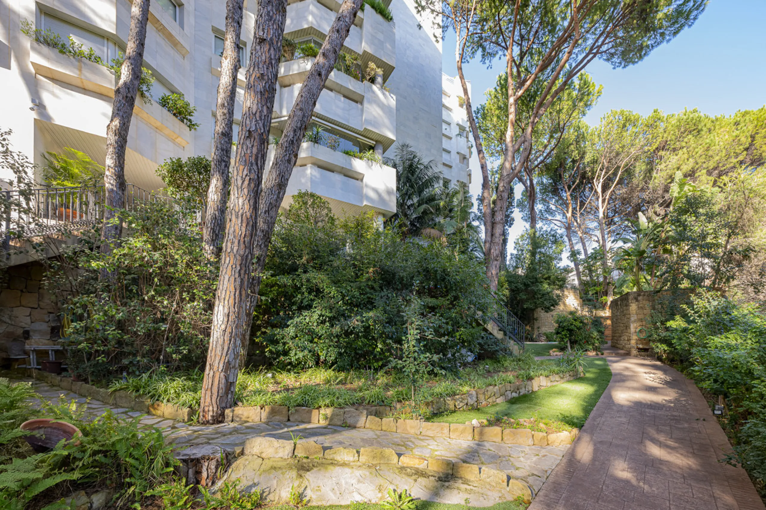 Apartment - Middle Floor Apartment в продаже в Marbella, Málaga. В доме 2 спален и 3 ванных комнат. Площадь дома 151 м²