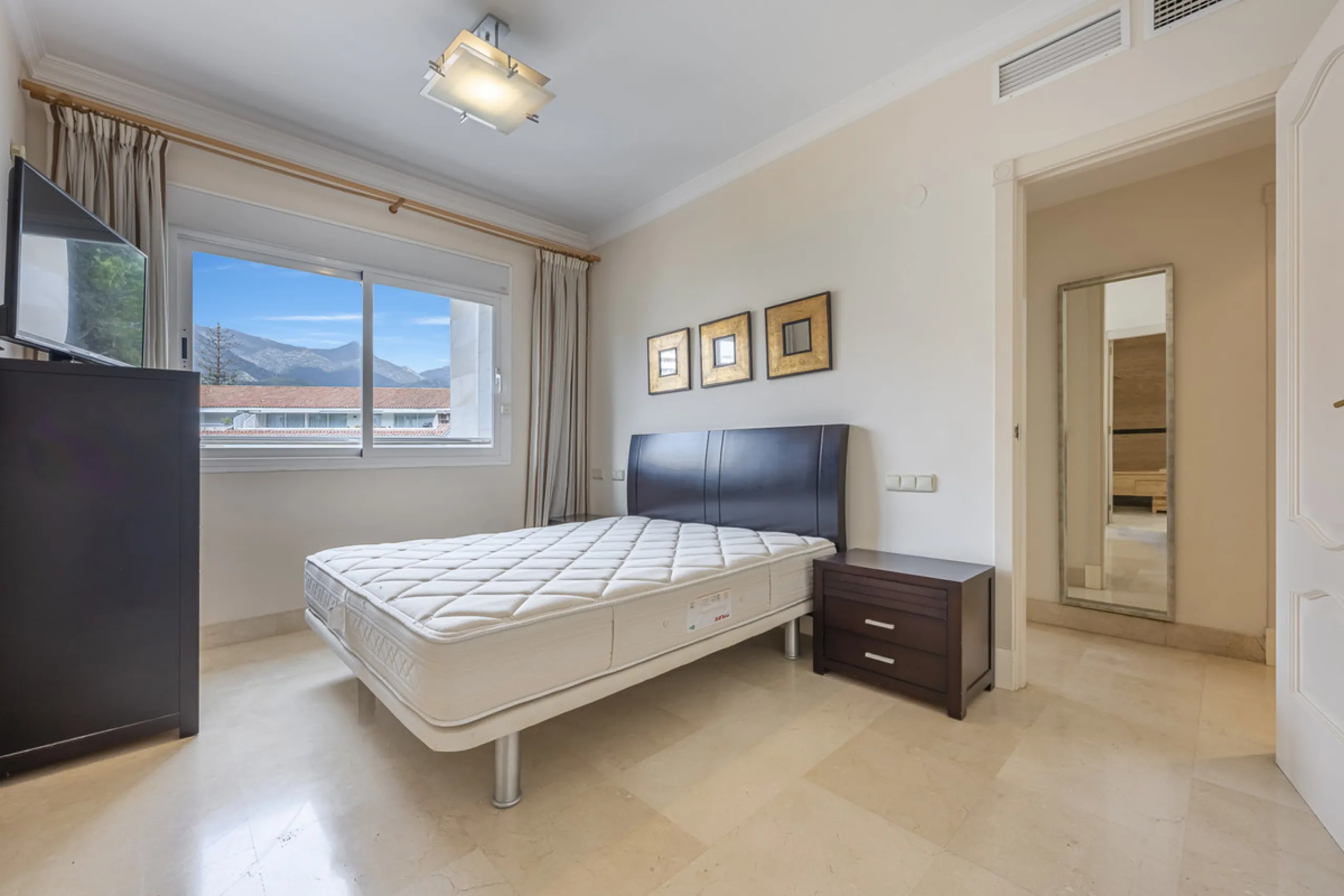 Apartment - Middle Floor Apartment в продаже в Marbella, Málaga. В доме 2 спален и 3 ванных комнат. Площадь дома 151 м²