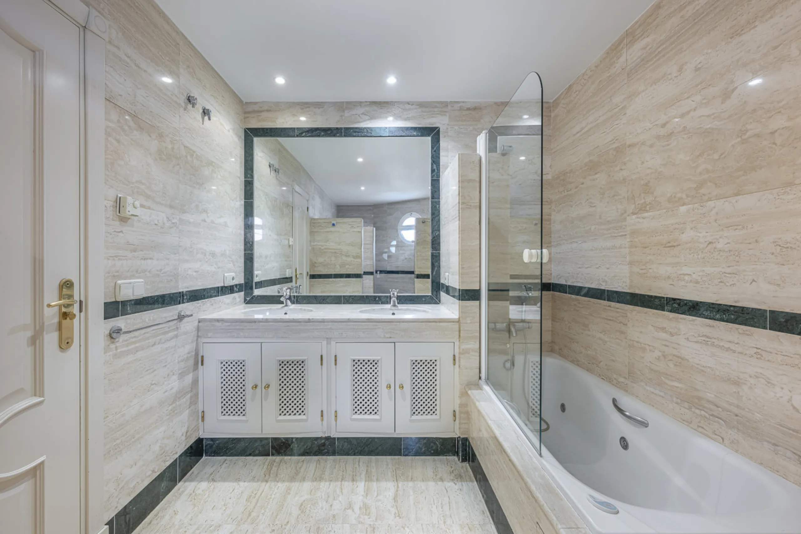 Apartment - Middle Floor Apartment в продаже в Marbella, Málaga. В доме 2 спален и 3 ванных комнат. Площадь дома 151 м²