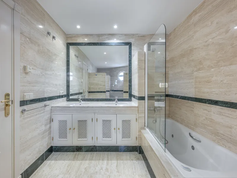 Apartment - Middle Floor Apartment в продаже в Marbella, Málaga. В доме 2 спален и 3 ванных комнат. Площадь дома 151 м²