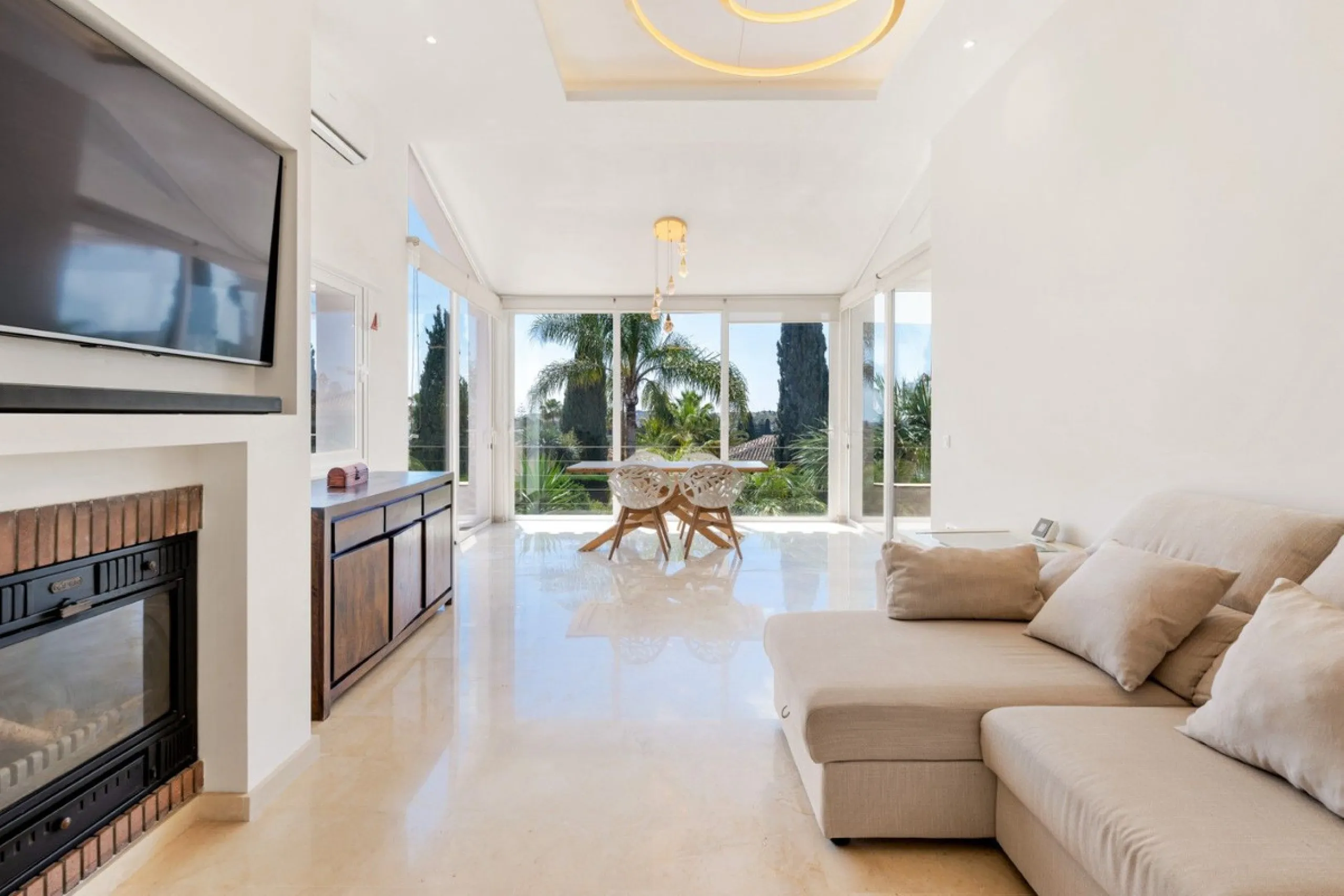 Choosing Mijas Golf is choosing a relaxed, family friendly lifestyle surrounded by nature, in one of the Costa del Sol's most established residential enclaves. Quiet streets, open views and a safe, peaceful atmosphere come together with excellent access t