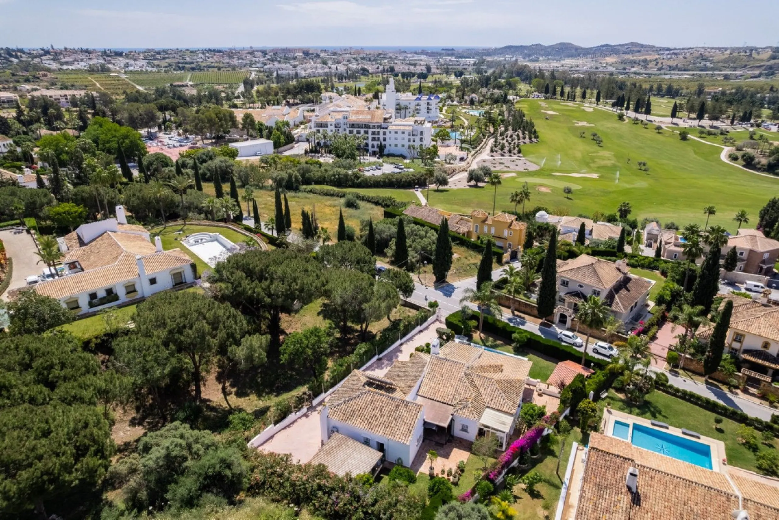 Choosing Mijas Golf is choosing a relaxed, family friendly lifestyle surrounded by nature, in one of the Costa del Sol's most established residential enclaves. Quiet streets, open views and a safe, peaceful atmosphere come together with excellent access t