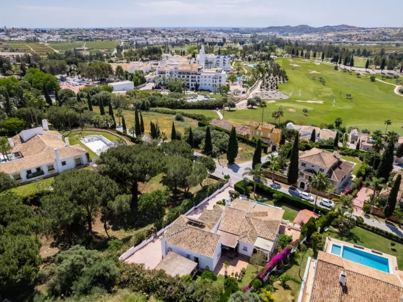 Choosing Mijas Golf is choosing a relaxed, family friendly lifestyle surrounded by nature, in one of the Costa del Sol's most established residential enclaves. Quiet streets, open views and a safe, peaceful atmosphere come together with excellent access t