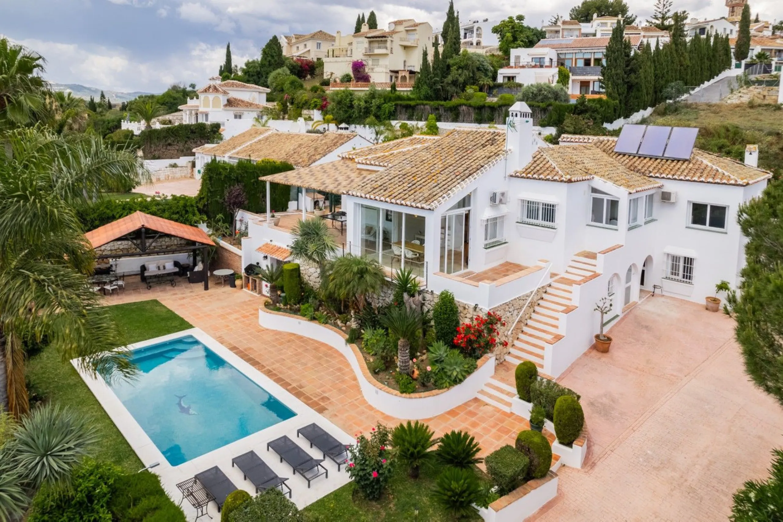 Choosing Mijas Golf is choosing a relaxed, family friendly lifestyle surrounded by nature, in one of the Costa del Sol's most established residential enclaves. Quiet streets, open views and a safe, peaceful atmosphere come together with excellent access t