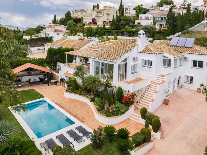 Choosing Mijas Golf is choosing a relaxed, family friendly lifestyle surrounded by nature, in one of the Costa del Sol's most established residential enclaves. Quiet streets, open views and a safe, peaceful atmosphere come together with excellent access t