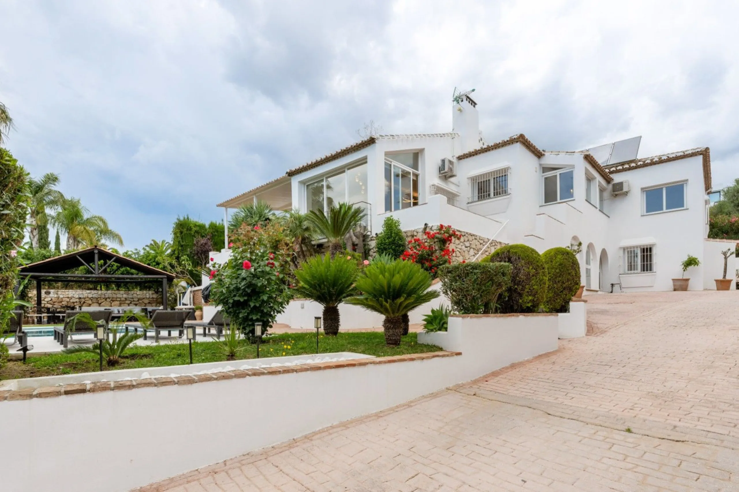 Choosing Mijas Golf is choosing a relaxed, family friendly lifestyle surrounded by nature, in one of the Costa del Sol's most established residential enclaves. Quiet streets, open views and a safe, peaceful atmosphere come together with excellent access t