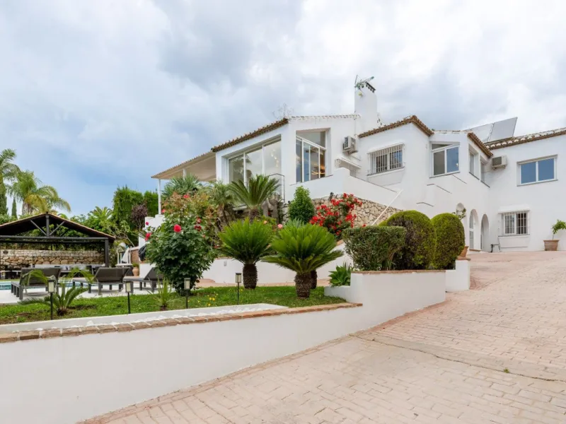 Choosing Mijas Golf is choosing a relaxed, family friendly lifestyle surrounded by nature, in one of the Costa del Sol's most established residential enclaves. Quiet streets, open views and a safe, peaceful atmosphere come together with excellent access t