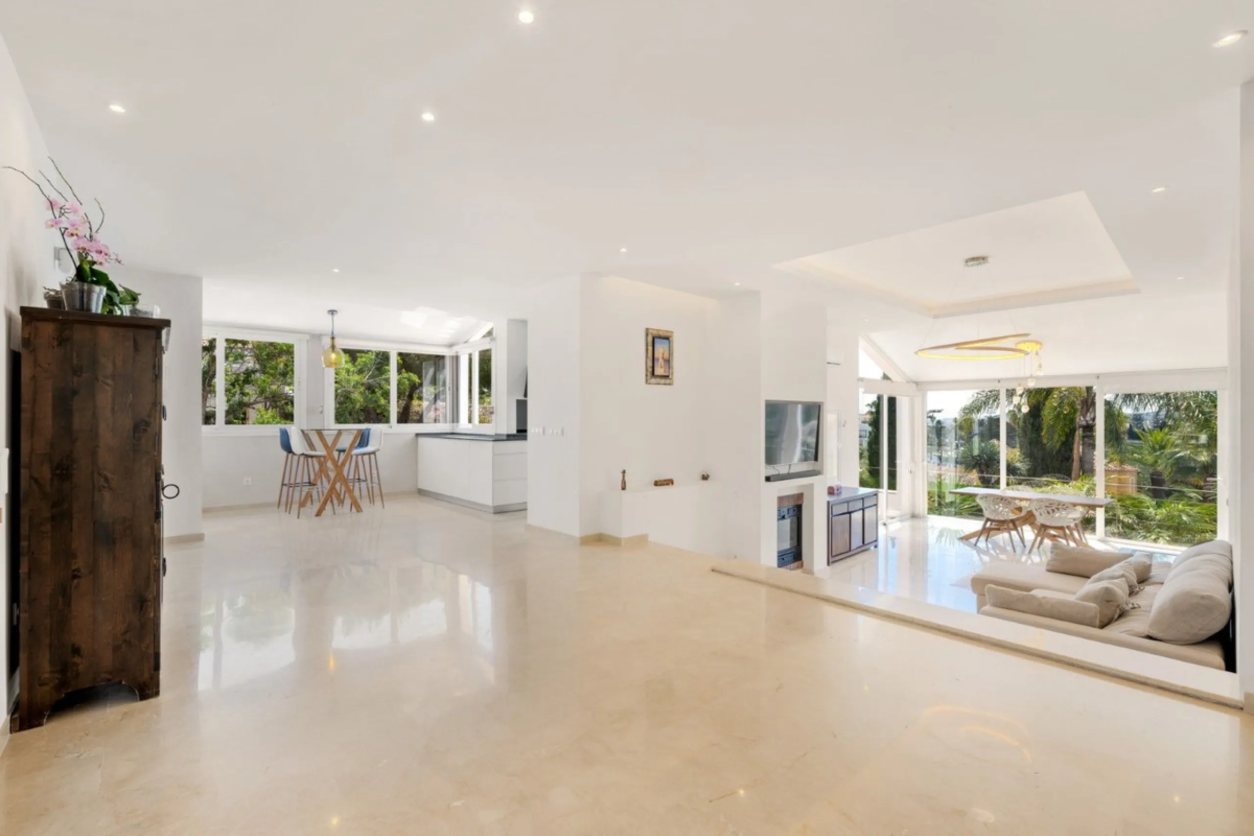 Choosing Mijas Golf is choosing a relaxed, family friendly lifestyle surrounded by nature, in one of the Costa del Sol's most established residential enclaves. Quiet streets, open views and a safe, peaceful atmosphere come together with excellent access t